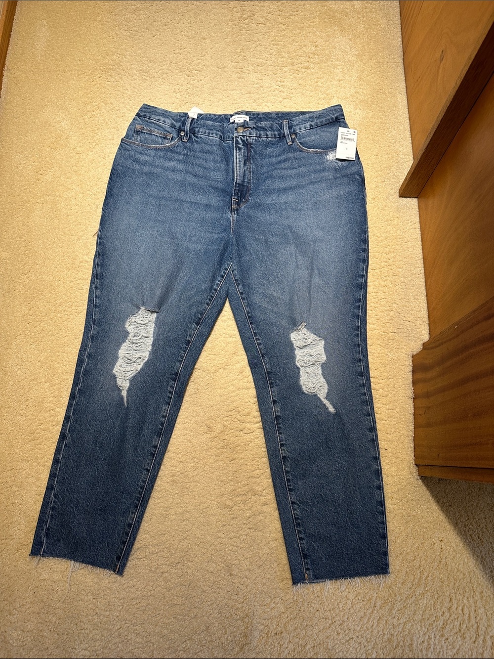 Good American Boyfriend Jeans in Dark Blue with Distressed Knees